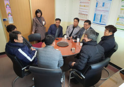 영동중앙로타리클럽 회원들과 박병규 관장이 대화를 나누는 사진