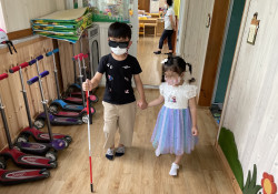이사진은 양강초등학교 병설유치원에서 장애인식개선교육을 진행한후  유치원생들이 장애체험하고 있는 사진입니다