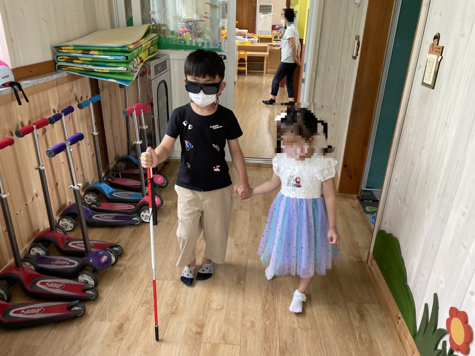이사진은 양강초등학교 병설유치원에서 장애인식개선교육을 진행한후  유치원생들이 장애체험하고 있는 사진입니다
